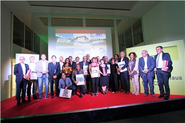 I vincitori dei CasaClima Awards 2017 con gli ospiti d'onore (Fot: USP/Agenzia Casa Clima)