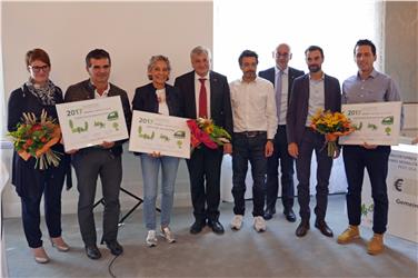 Premiati i migliori progetti di mobilità sostenibile: Verena Übergegger, Hubert Ralser, Linda Stricker, LR Florian Mussner, Joachim Dejaco, Flavio Ruffini, Harald Reiterer e Ulrich Veit (FOTO: USP/R. Clara)