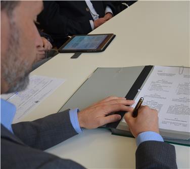 Il direttore generale Hanspeter Staffler sottoscrive l'accordo sul fondo sanitario per i dipendenti pubblici (Foto USP/ep)