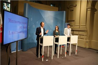 L'assessore Philipp Achammer con Verena Mittelberger e Thomas Hofer Foto Usp /Ingo Dejaco)