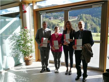 A Selva Gardena hanno presentato progetti pilota di plurilinguismo nell'educazione musicale nella scuola ladina: assessore Mussner, Mussner, Rottonara e Verra (Foto: USP)