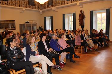 Le sfide delle famiglie con figli adolescenti e il sostegno da offire loro al centro convegno organizzato dall'Agenzia per famiglia a Novacella. Grande l'interesse (Foto: USP/rm)
