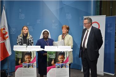 Hanno preso parte alla presentazione della campagna “Sewing hope – cucire la speranza” promossa da suor Rosemary Nyirumbe, Ulrike Oberhammer, l'assessora Martha Stocker, e Joachim Reinalter Foto:USP/BF
