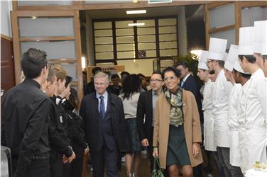 Il prefetto Vito Cusumano e la Sovrintendente Nicoletta Minnei, e, dietro l'asessore Christian Tommasini, tra i ragazzi che hanno preparato il buffet Foto Usp /diqui
