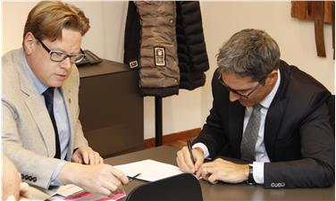 L'atto costitutivo è stato firmato dal presidente della Provincia, Arno Kompatscher Foto: USP/hw