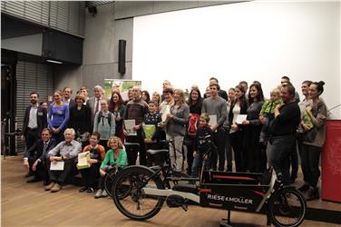 I vincitori del cicloconcorso "L'Alto Adige pedala" con i rappresentanti della Giunta provinciale Waltraud Deeg, Richard Theiner e Florian Mussner (Foto: STA/Perathoner)