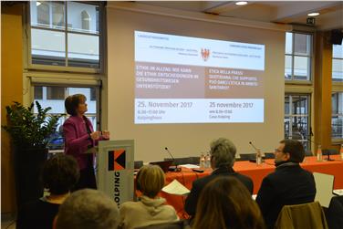 L'assessora Martha Stocker ha aperto il convegno sulle questioni etiche nella sanità (Foto mac)