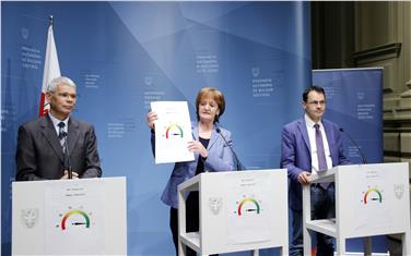 Presentato questa mattina il Rapporto sul mercato del lavoro provinciale nel II semestre del 2017. Da sin. Helmuth Sinn, l'assessora Martha Stocker, Stefan Luther Foto: USP/rm