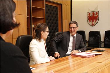 Il presidente Kompatscher firma il verbale di consegna del Palazzo di giustizia alla Provincia (Foto USP/mb)