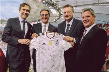 L'accordo per il ritiro premondiale ad Appiano era stato siglato da Friedrich Curtius (segretario generale federcalcio tedesca DFB), Arno Kompatscher, Reinhard Grindel (presidente DFB) e dal sindaco Wilfried Trettl (Foto DFB/Philipp Reinhard)