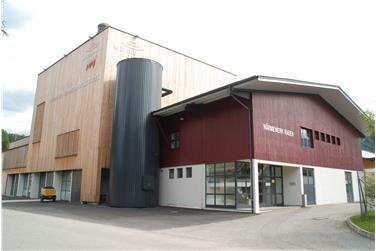 Le centrali di teleriscaldamento (nella foto quella di Rasun) svolgono un ruolo di rilievo in Alto Adige per la distribuzione di calore e energia pulite da materie rinnovabili (Foto: USP/Ufficio riapürmio energetico)