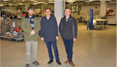 Assieme a Joachim Kerer (sx) e Günther Kaser (dx), l'assessore Theiner (al centro) in visita presso Revitatex, il 1° centro smistamento abbigliamento usato in Alto Adige (Foto: USP)