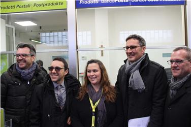 Da sinistra Seppi, Tommasini, la dipendente delle poste, Micaela Zelli, Kompatscher e Bianchi