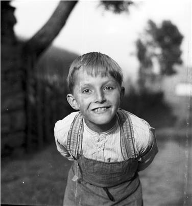 Bimbo sconosciuto. Foto del 1942 di Josef Oberstaller usata per il manifesto