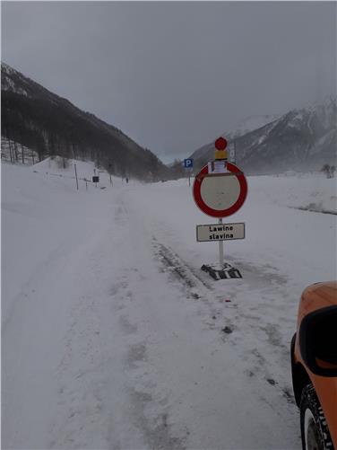 Chiuso per pericolo valanghe: uno dei cartelli che vieta l'accesso alle strade (Foto USP)