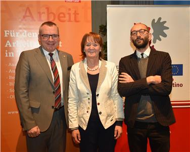 Le trasformazioni del mercato del lavoro nell’Euregio al centro di un convegno tenutosi oggi ad Innsbruck. Nella foto da sin.: gli assessori Johannes Tratter (Tirolo), Martha Stocker (Alto Adige), e il docente Riccardo Salomone (Trento)