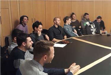 I ragazzi del Cohousing Rosenbach durante l'incontro con l'assessore Tommasini Foto Usp