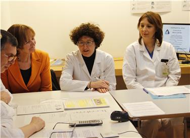 L'assessora Martha Stocker nel corso della sua visita alla "Breast unit" dell'Ospedale di Bolzano, alla sua sinistra la responsabile del servizio, l'oncologa Elisabetta Cretella Foto: USP/F. Grigoletto