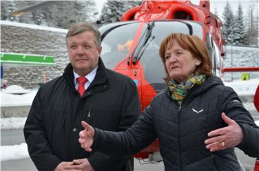 L'assessora Martha Stocker ed il suo omologo tirolese Bernhard Tilg nel corso della presnetazioen del progetto pilota transfrontaliero al Valico del Brennero Foto: USP/BF