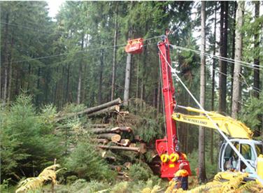 Grazie ai moderni macchinari è oggi possibile eseguire in maniera più sicura ed efficiente le attività produttive in ambito forestale Foto: USP/Ufficio economia montana