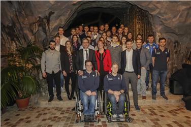 Foto di gruppo per atleti olimpici e paralimpici con il presidente Kompatscher e l'assessora Stocker (Foto USP/Oskar Verant)