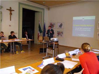 Dal 25 giugno al 5 luglio, trenta giovani laureati potranno prendere parte al programma di alta formazione Alpeuregio Summer School (Foto: Rappresentanza comune Euregio Bruxelles)