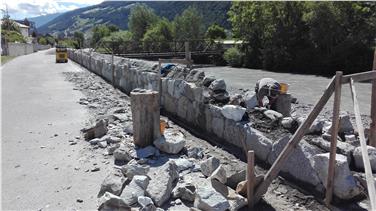 Avviati nuova serie di interventi antipiena lungo l’Adige a Lasa seguiti dell'Ufficio sistemazione bacini montani ovest nell’ambito del progetto  “EtschDialog”. Qui lavori del 2° lotto (Foto: USP/Bacini monatin ovest)