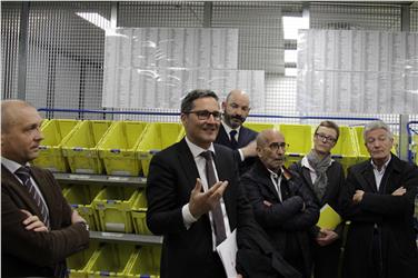 Il presidente Kompatscher al centro di distribuzione di Bolzano: alle sue spalle Luca Passero ed Edith Demetz (Foto USP/mb)