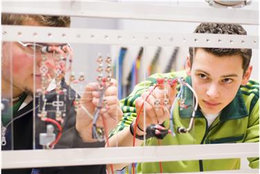 Apprendisti al lavoro in un'azienda innovativa in Alto Adige (Foto USP)