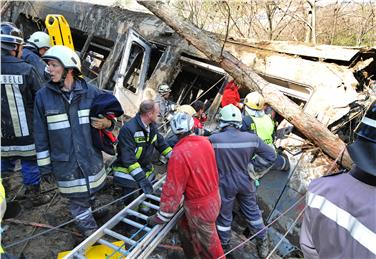 I soccorritori impegnati 8 anni fa sul luogo dell'incidente (Foto USP/Arno Pertl)