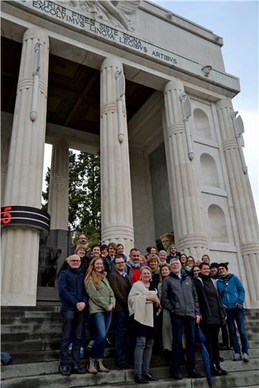 Esperti ed esperte di musei da Alto Adige e Baviera davanti al Monumento alla Vittoria Foto Usp/Azienda musei
