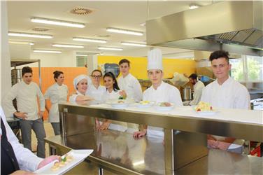 Studenti della scuola alberghiera Ritz protagonisti di una serata con il vincitore di Hell's Kitchen, Mohamed Lamnaour (Foto USP/FG)