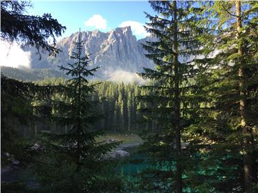 La Provincia non sosterrà più le realtà alberghiere delle zone fortemente turistiche. Nella foto: il lago di Carezza (Foto USP/M. Palme)