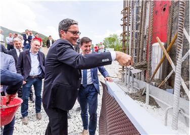 Il presidente Kompatscher alla posa della prima pietra dell'impianto di latte in polvere tramite essiccamento a Vandoies. Alla sua sinistra Andreas Loacker, dirigente dell'azienda omonima con sede a Auna di Sotto. Foto: USP/O. Zingerle
