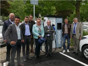 Consegna simbolica della colonnina di ricarica a Bressanone. Da sinistra Joachim Dejaco, Josef Unterrainer, Harald Reiterer, Karl Michaeler, Paula Bacher, Massimo Minighini, Peter Brunner e Florian Mussner (FOTO: USP/Margit Perathoner)