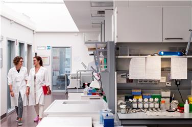 Alcuni ricercatori all'interno di un laboratorio scientifico