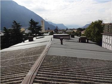 Il tetto di uno dei 350 edifici contenenti amianto in Alto Adige (Foto USP)
